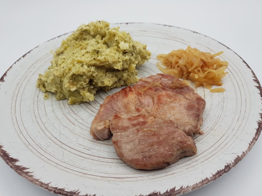 côte de porc, miel, purée de brocolis/pommes de terre, oignons cuisinés