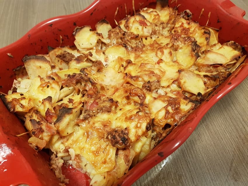 Gratin de pommes de terre, tomates et chair a saucisse