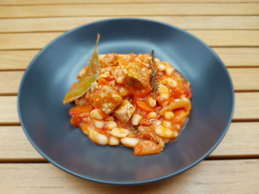 Sauté de veau, haricots blancs, carottes et purée de tomates