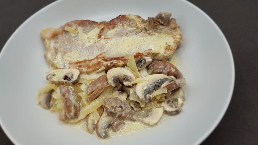 Côtes de porc aux champignons et à la moutarde