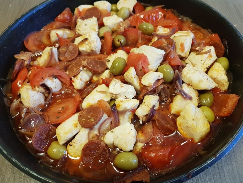 Poulet au chorizo, olives et tomates