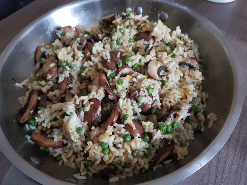 Riz au curry, champignons et petits pois